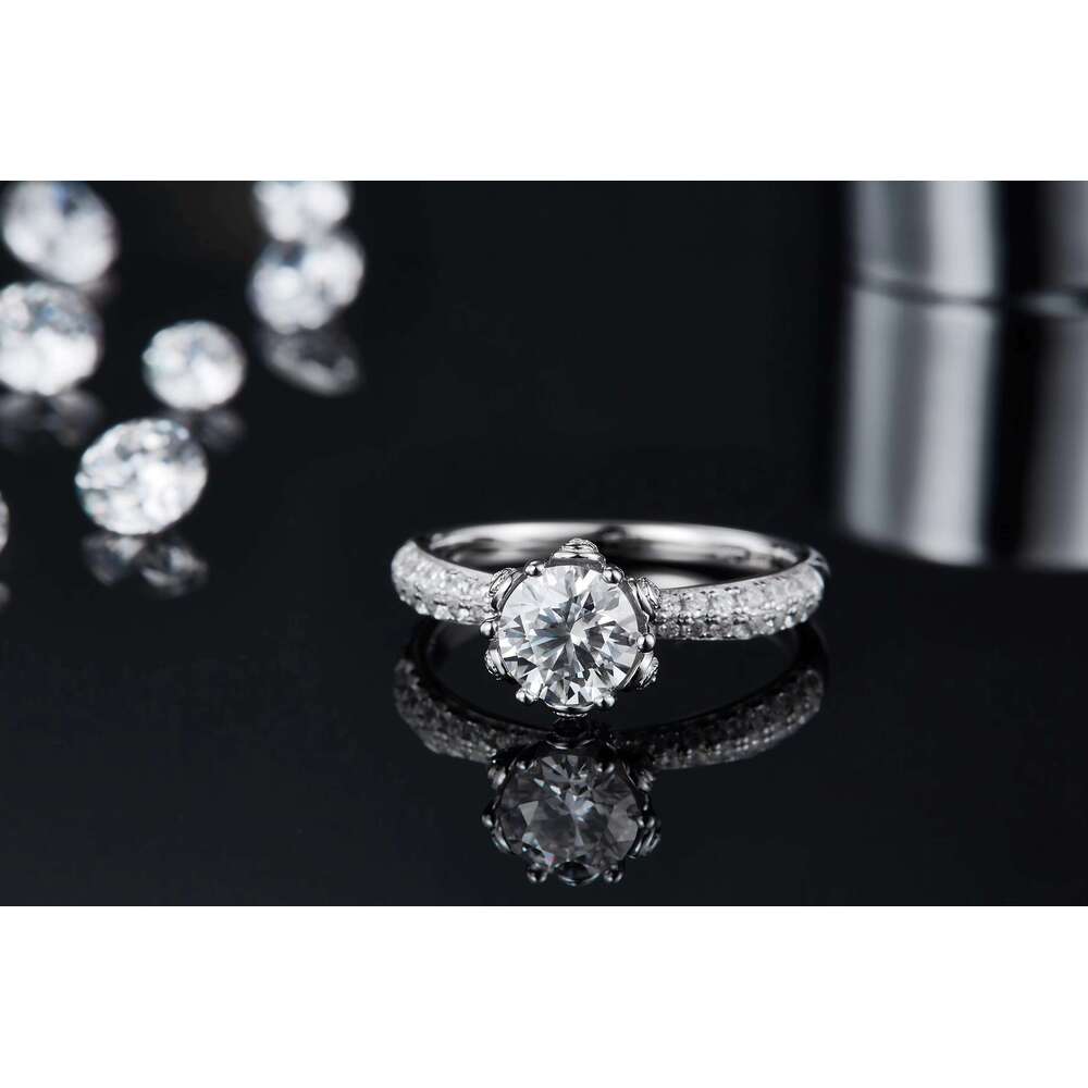 Engagement ring, gold-plated jewelry ring, made of gold, high-quality, set with sapphire gemstone , 6.5 millimeters in diameter.