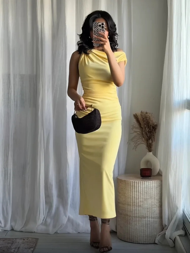 Yellow pleated sloping shoulder midi dress for women elegant sleeveless high waisted tight fitting 2025 womens commuting 250409Z