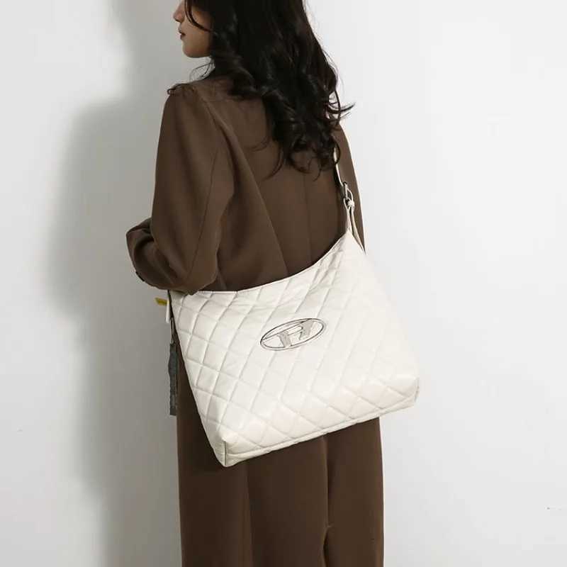 Ladies Elegant Shoulder Bag With Premium Feel For Business Events And Formal Occasions Sophisticated ChoiceW251115