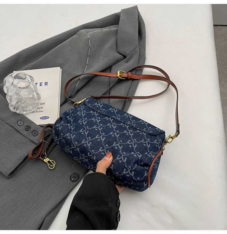 Famous Designer Ladies Handbag in Premium Leather - Womens Tote Bag with Adjustable Strap Elegant DesignW251115