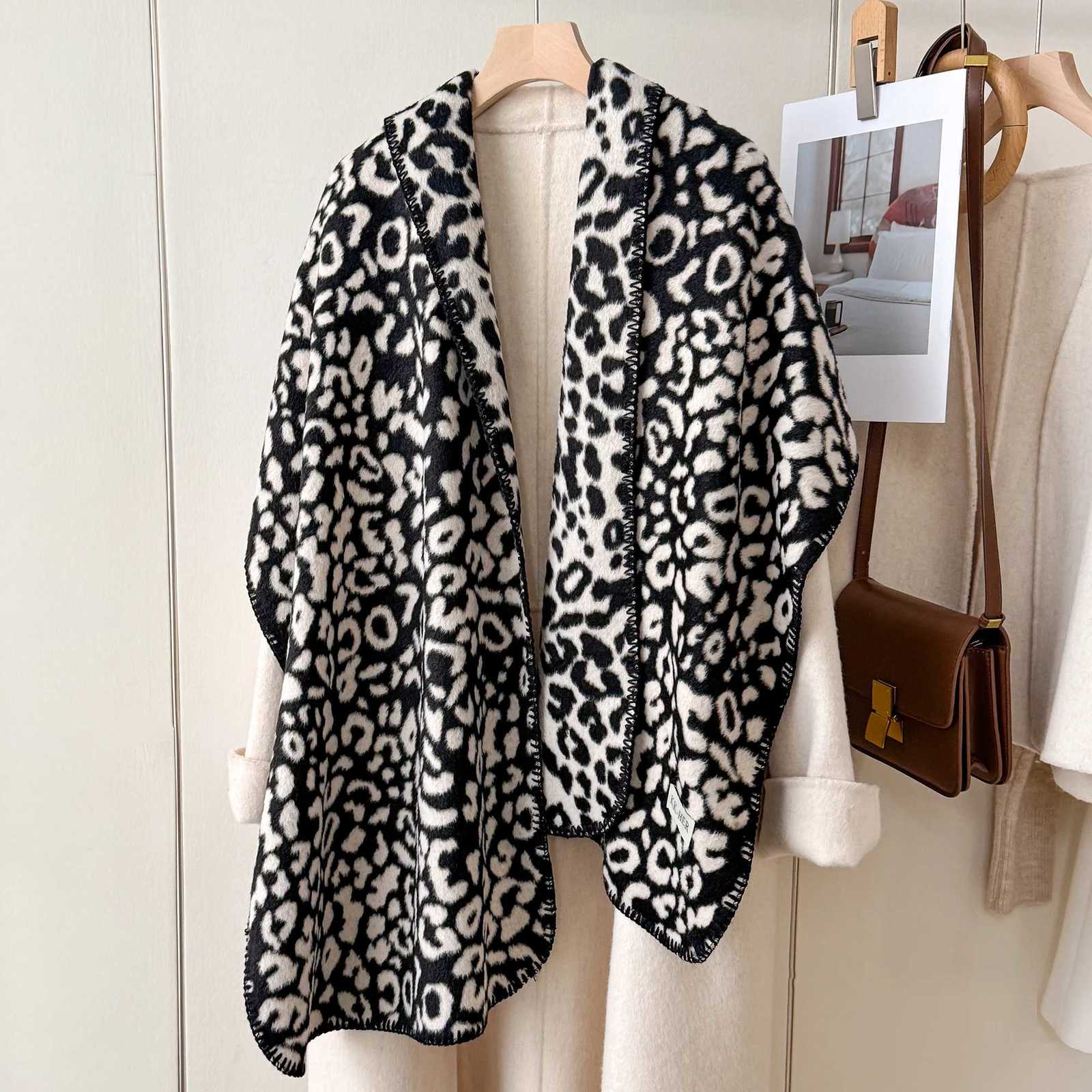 Luxury Luxury Leopard Print Cashmere Shawl Scarf for Women Warm Winter Travel Pashmina Blanket Wrap Female Fashion Poncho Bufanda Y251115