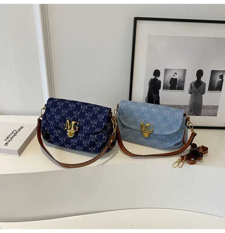 Famous Designer Ladies Handbag in Premium Leather - Womens Tote Bag with Adjustable Strap Elegant DesignW251115