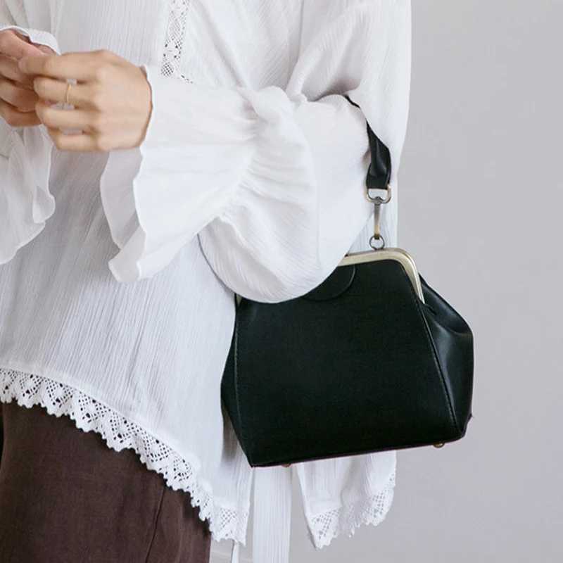 Home>Products>Womens Handbags>Kiss Lock>PU Leather Clip Bag>Womens Shoulder Bag Z250416