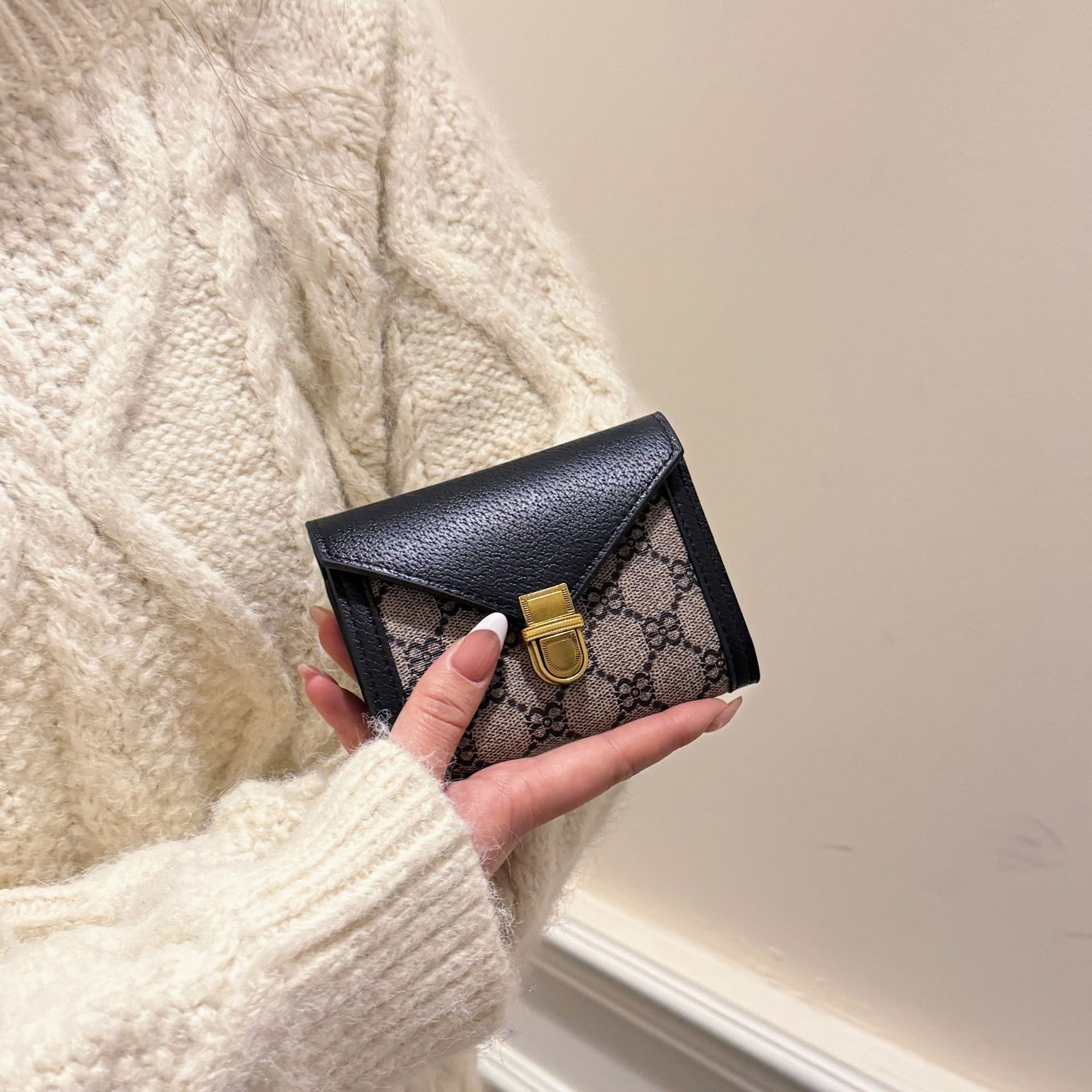 Multifunctional luxury new fashionable designer women's coin purse with lock and card slots, cardholder wallet, men's vintage wallet.