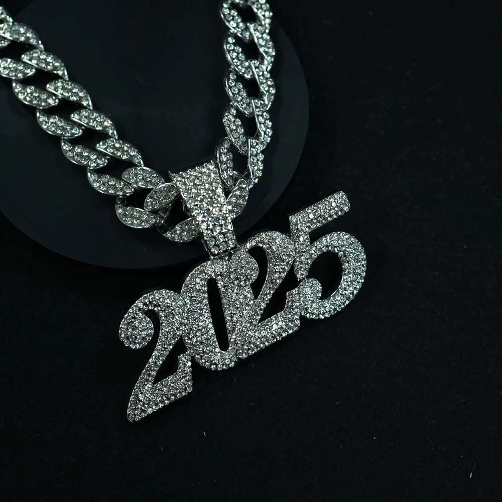 DHcollection New Arrival Sier Gold 2025 Letter Pendant and Iced Out Bg Rhie Hip Hop Cuban k Chain Necklace