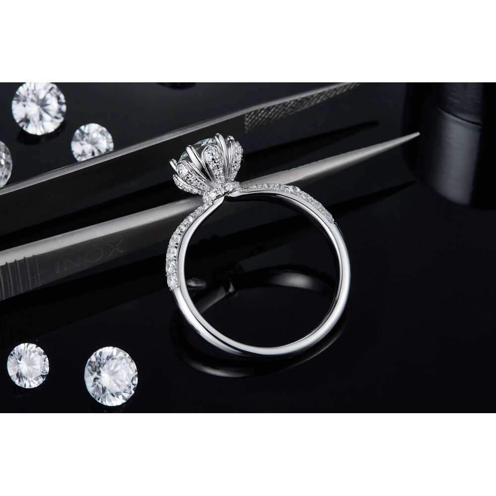 Engagement ring, gold-plated jewelry ring, made of gold, high-quality, set with sapphire gemstone , 6.5 millimeters in diameter.