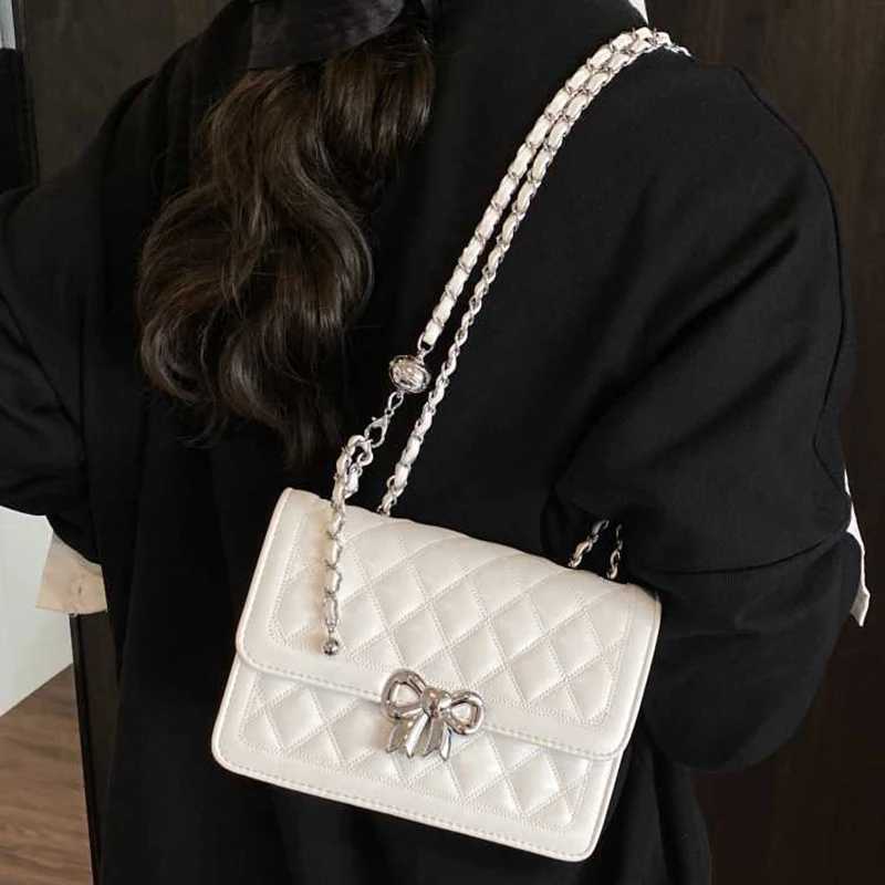 Versatile Bow Lock Chain Crossbody Bag Trendy Sewing Thread Stylish Small Square Bag Womens Autumn New Fashion Shoulder BagW251115