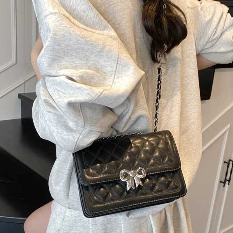 Versatile Bow Lock Chain Crossbody Bag Trendy Sewing Thread Stylish Small Square Bag Womens Autumn New Fashion Shoulder BagW251115
