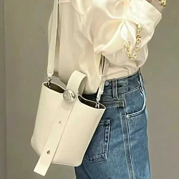 New 2025 Pure Color High-End Bucket Bag Leather Handheld Crossbody Commuter Shoulder Bag Neutral Minimalist Style Soft ShapeW251115