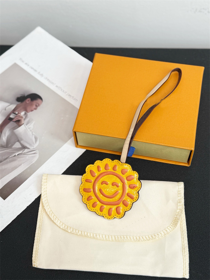 Keychains Lanyards Bag Charms Designer Sun Model Bag Charm Women Keyring Leather Keychains Bag Pendant Keychain Men Car Key chain