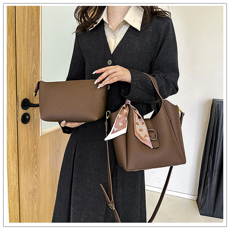 Designer 2025S soft leather niche handbag fashionable women versatile large capacity shoulder crossbody bucket bag