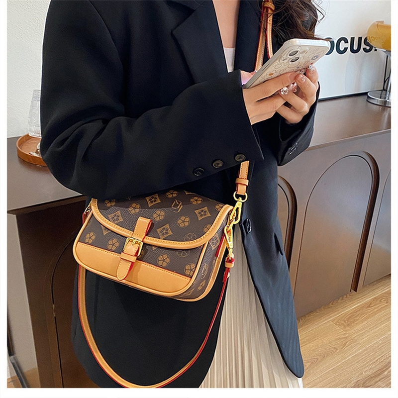 Shipping Designer Free Bag For Womens 2025 New French Stick Single Shoulder Underarm Saddle Hot Bag Simple Fashionable And Versatile