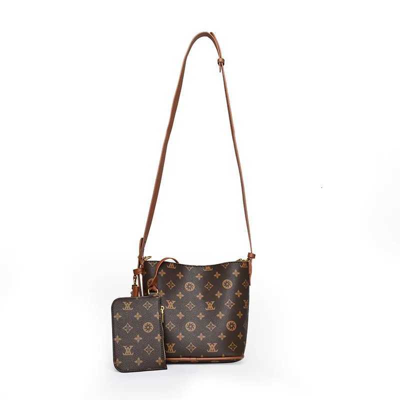 Famous Designer Elegant Leather Messenger Bag - Womens Handbag Collection for Fashionable LadiesW251115