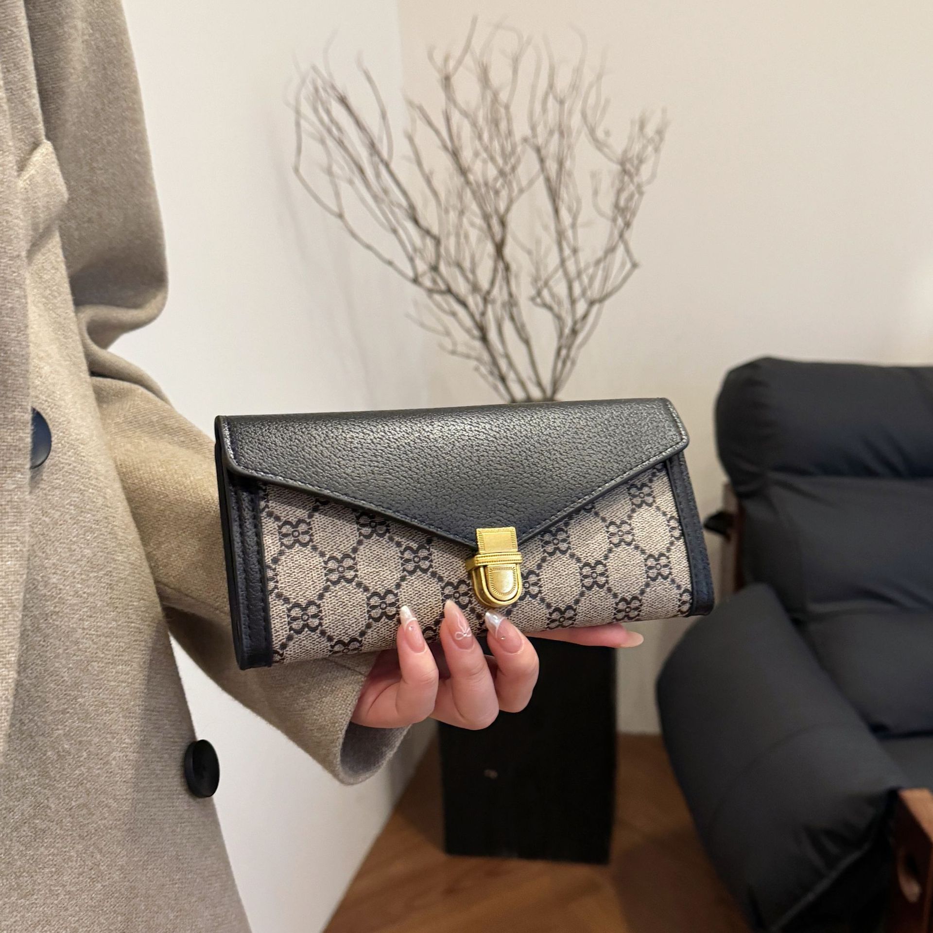 Multifunctional luxury new fashionable designer women's coin purse with lock and card slots, cardholder wallet, men's vintage wallet.
