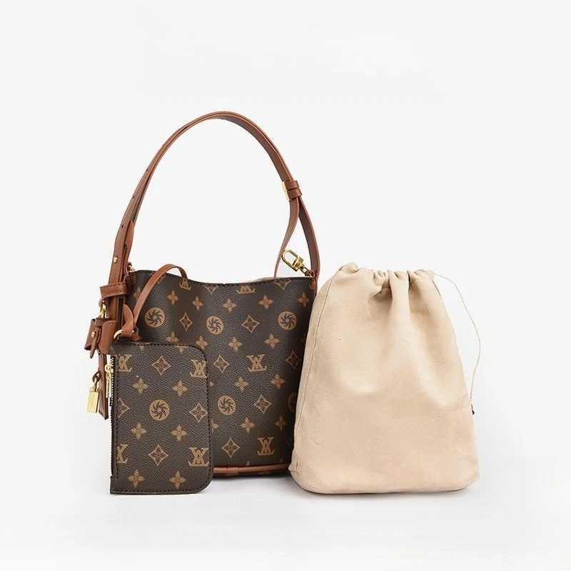 Famous Designer Elegant Leather Messenger Bag - Womens Handbag Collection for Fashionable LadiesW251115