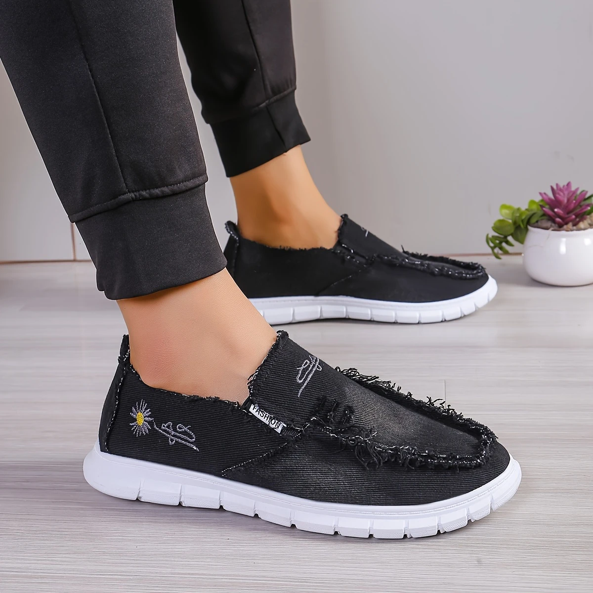 Men'S And Women'S Casual Loafers with Floral Embroidery- Made of Soft Fabrics, Featuring Non- Slip Rubber Soles, Lightweight And Comfortable