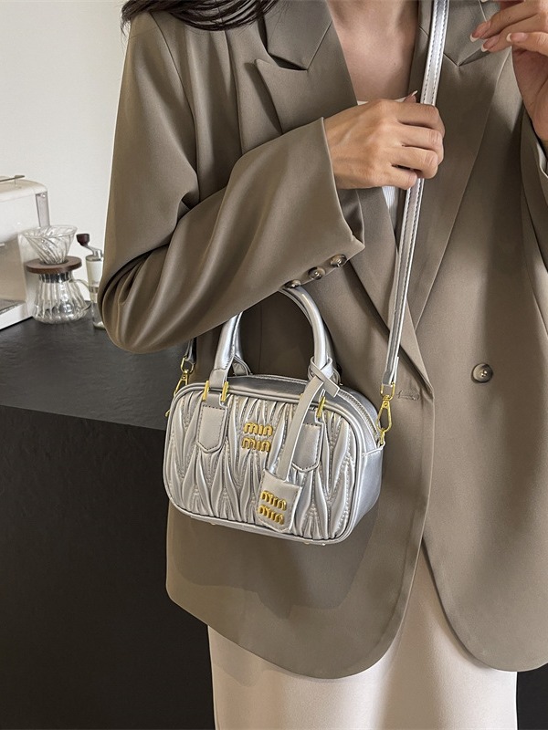 designer bag 2025 new Women's bag style crossbody bag summer niche design fashionable blockbuster single-shoulder hand-held wrinkled small square