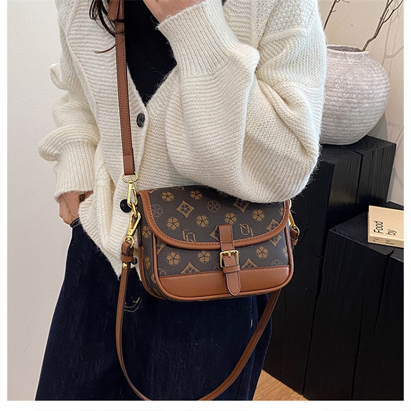 Shipping Designer Free Bag For Womens 2025 New French Stick Single Shoulder Underarm Saddle Hot Bag Simple Fashionable And Versatile
