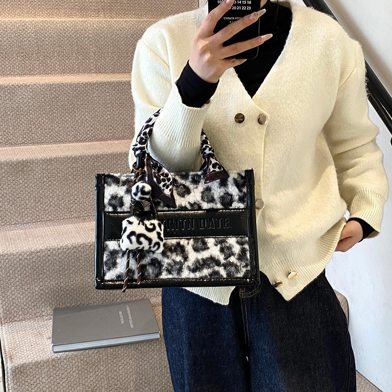 New Free shipping designer bags Shoulder totes Bags For womans Personalized lamb wool large bag retro leopard print handbag