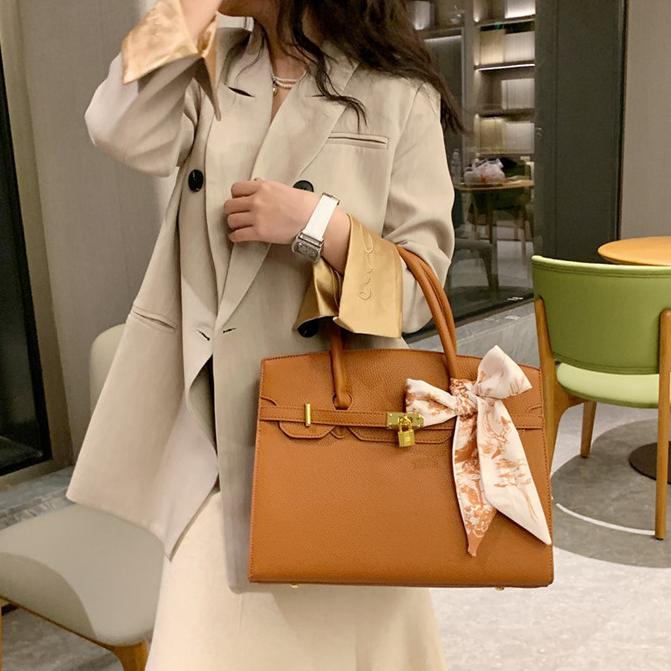 2025 hot Free shipping Totes for women Fashion summer new outdoor Red pink blue black and white designer bag