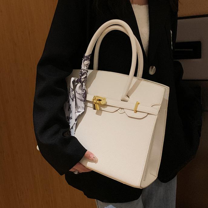 2025 hot Free shipping Totes for women Fashion summer new outdoor Red pink blue black and white designer bag