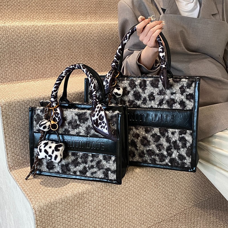 New Free shipping designer bags Shoulder totes Bags For womans Personalized lamb wool large bag retro leopard print handbag