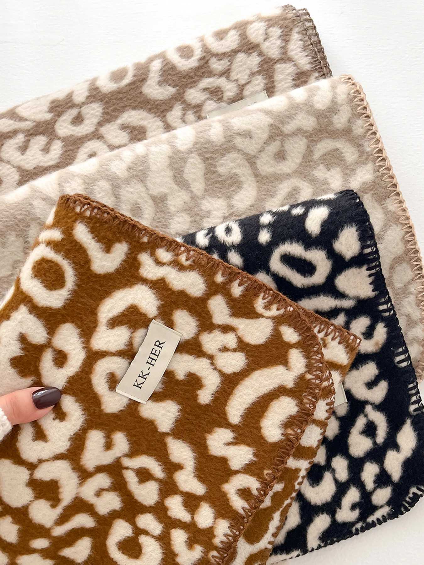 Luxury Luxury Leopard Print Cashmere Shawl Scarf for Women Warm Winter Travel Pashmina Blanket Wrap Female Fashion Poncho Bufanda Y251115