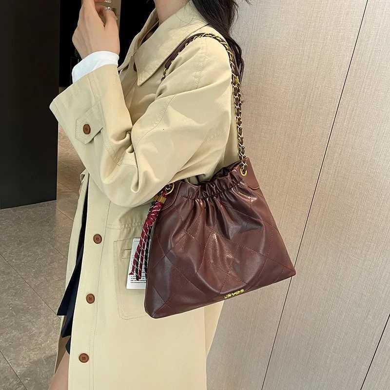 Trendy Large Capacity Womens Shoulder Bag Casual Commuter Work Bag Polyester Fiber Interior Square Shape PU MaterialW251115