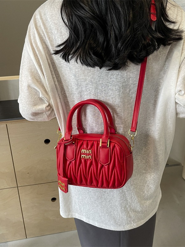 designer bag 2025 new Women's bag style crossbody bag summer niche design fashionable blockbuster single-shoulder hand-held wrinkled small square