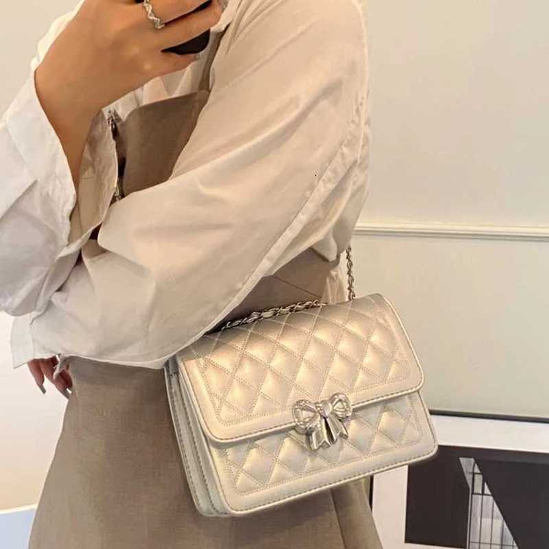 Versatile Bow Lock Chain Crossbody Bag Trendy Sewing Thread Stylish Small Square Bag Womens Autumn New Fashion Shoulder BagW251115