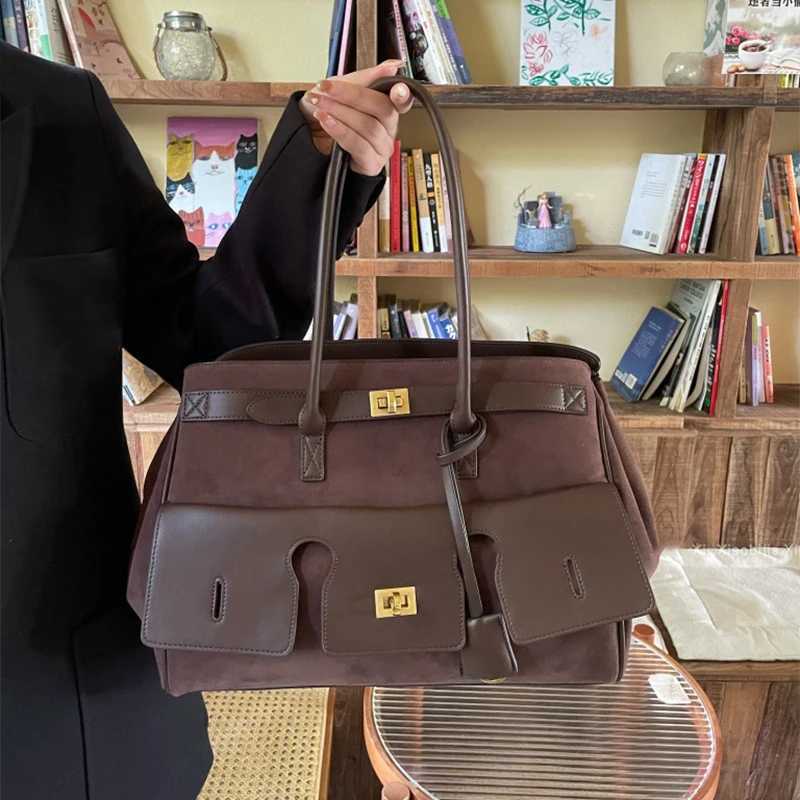 New Cowboy Athletic Handbag Womens Bag Fashion Simple Matte Ankola Red Handbag Large Capacity Shoulder Bag Lock Design Wing Commuter Bag Z250416-1