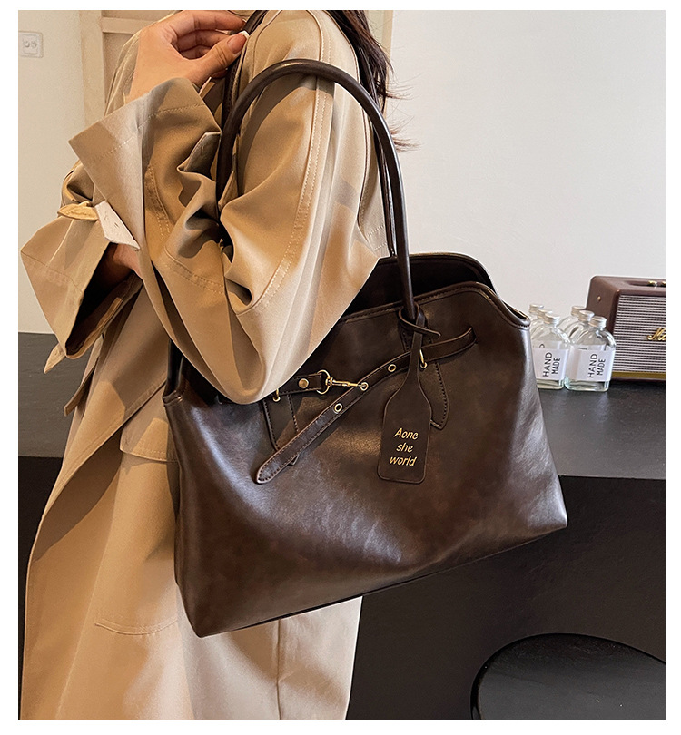 designer bag new Retro hand-held commuter bag, women's bag simple underarm bag high-end sense large capacity single shoulder bag