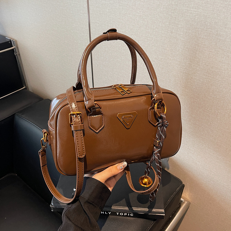 High end Small Women, New Styles in Autumn and Winter Hand held Pillow Retro Stylish Versatile Suitable for Commuting Cross - body Bags new design