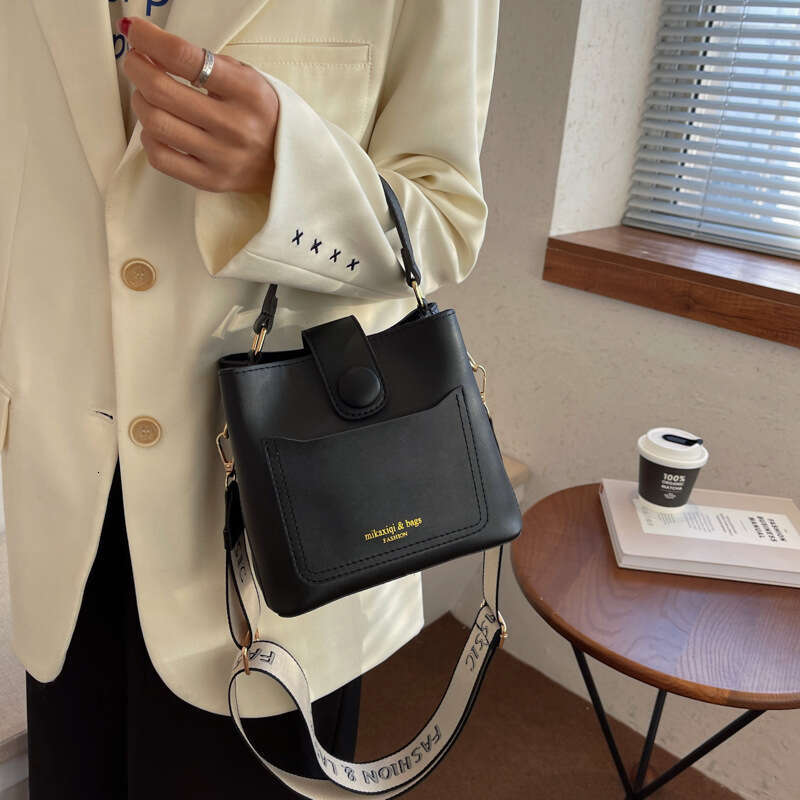 This year's popular 2025 new trend spring fashion hand-held single shoulder women's crossbody versatile bucket bag