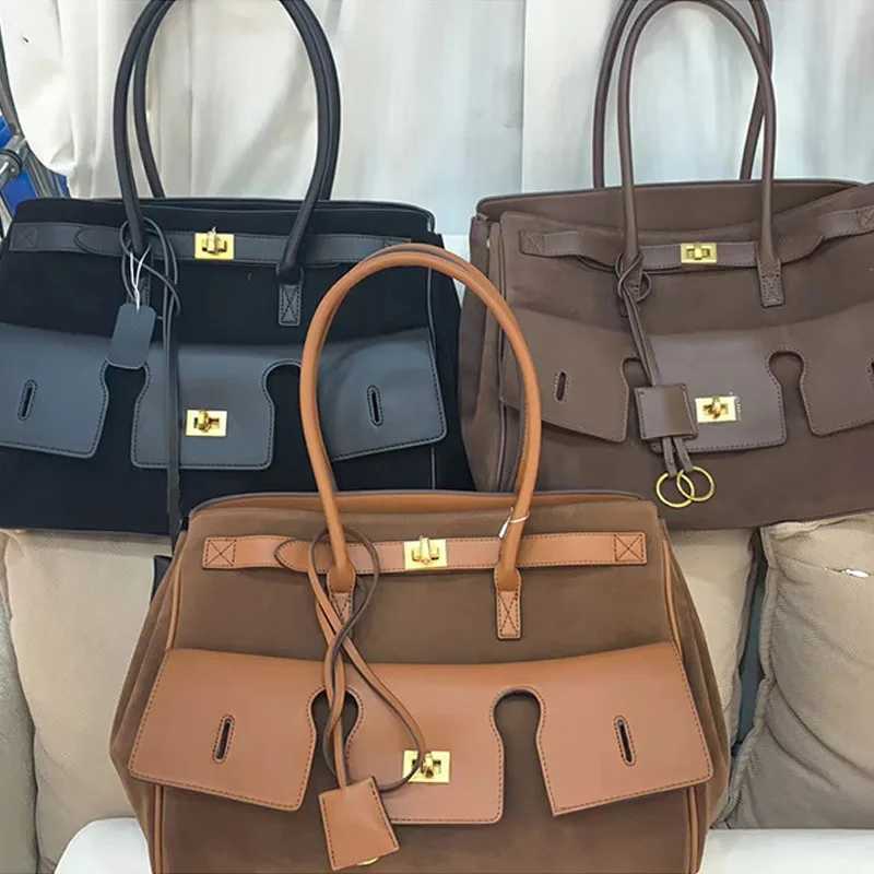 New Cowboy Athletic Handbag Womens Bag Fashion Simple Matte Ankola Red Handbag Large Capacity Shoulder Bag Lock Design Wing Commuter Bag Z250416-1