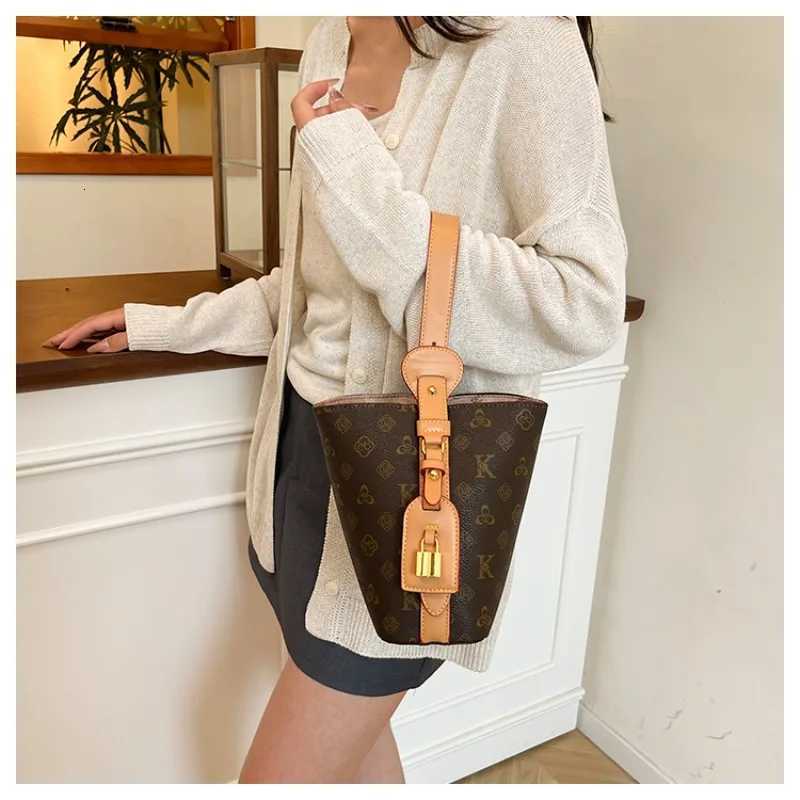 White Stylish Messenger Bag Crossbody Bag In Leather For Ladies By Luxury Brand Famous Designer Women HandbagW251115