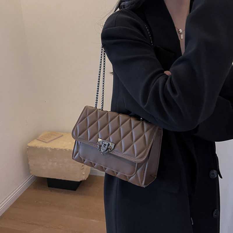 Diamond chain small square bag fashion new ladies shoulder bag simple Joker flip bag large capacity womens chain diagonal bagW251115