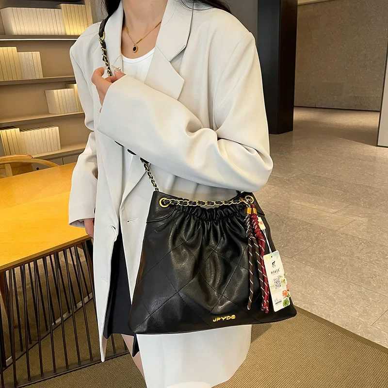 Trendy Large Capacity Womens Shoulder Bag Casual Commuter Work Bag Polyester Fiber Interior Square Shape PU MaterialW251115