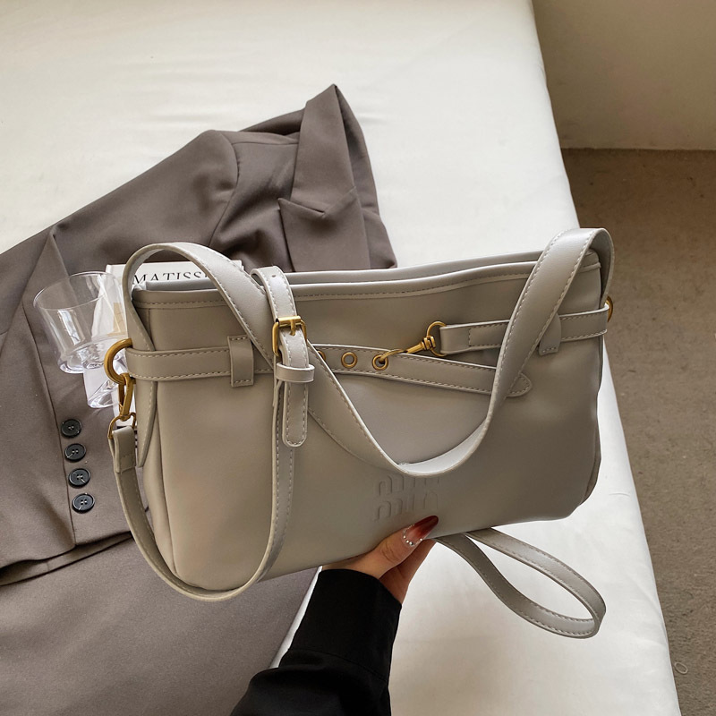 designer bag 2025 Large-capacity women's bag style all-match simple crossbody bag leisure single shoulder underarm commuter bag for work