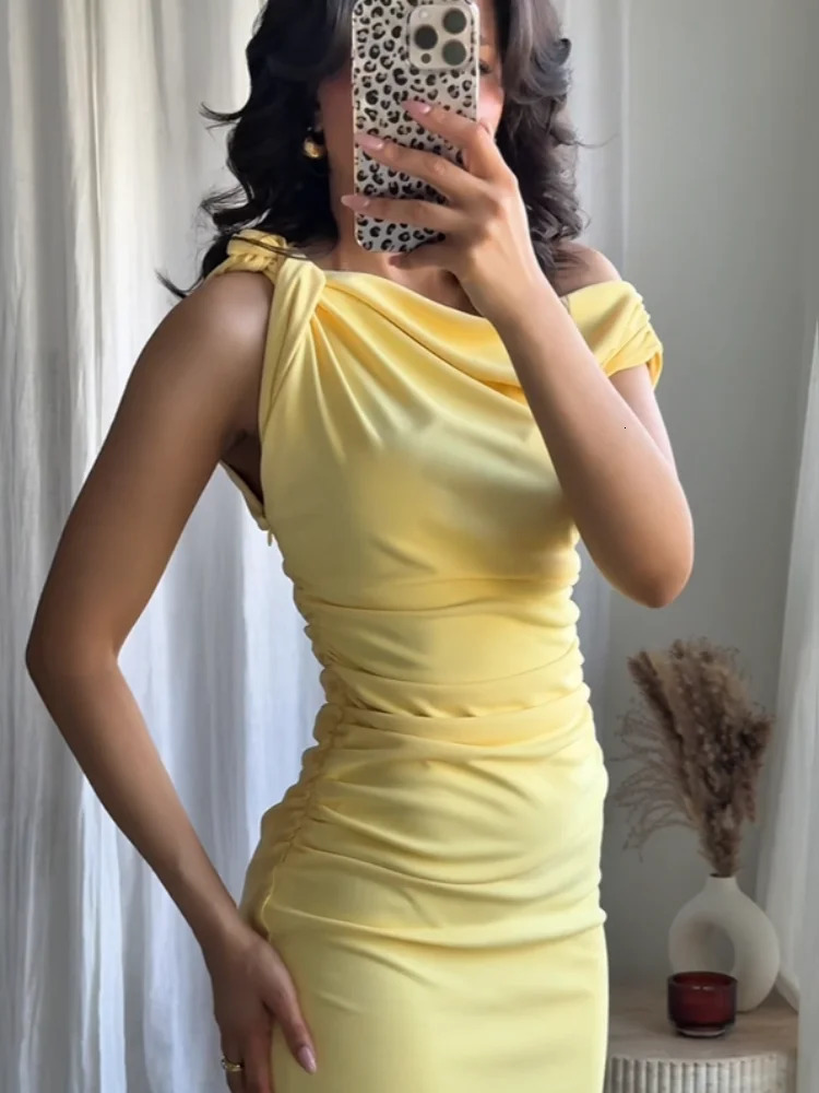 Yellow pleated sloping shoulder midi dress for women elegant sleeveless high waisted tight fitting 2025 womens commuting 250409Z
