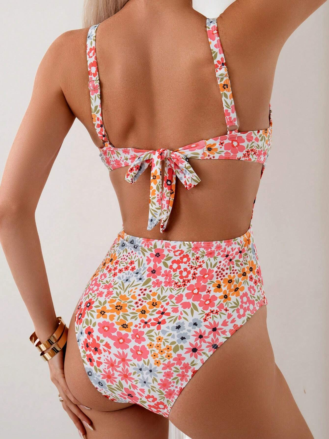 Women's one-piece swimsuit Floral print Adjustable shoulder strap Bright color matching Tuck in the waist to look slimmer Sexy fashion
