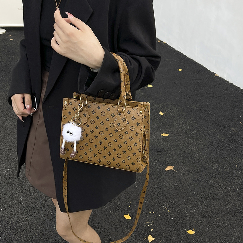 Free Shipping Designer Bag Women's New Fashion Versatile One Shoulder Crossbody Handbag Handbag Large Capacity Vintage Letter Embossing