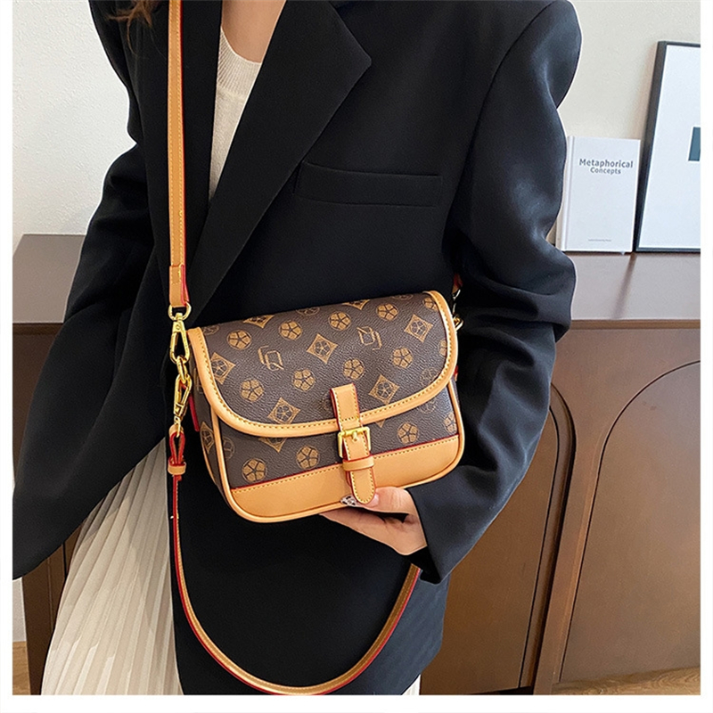 Shipping Designer Free Bag For Womens 2025 New French Stick Single Shoulder Underarm Saddle Hot Bag Simple Fashionable And Versatile