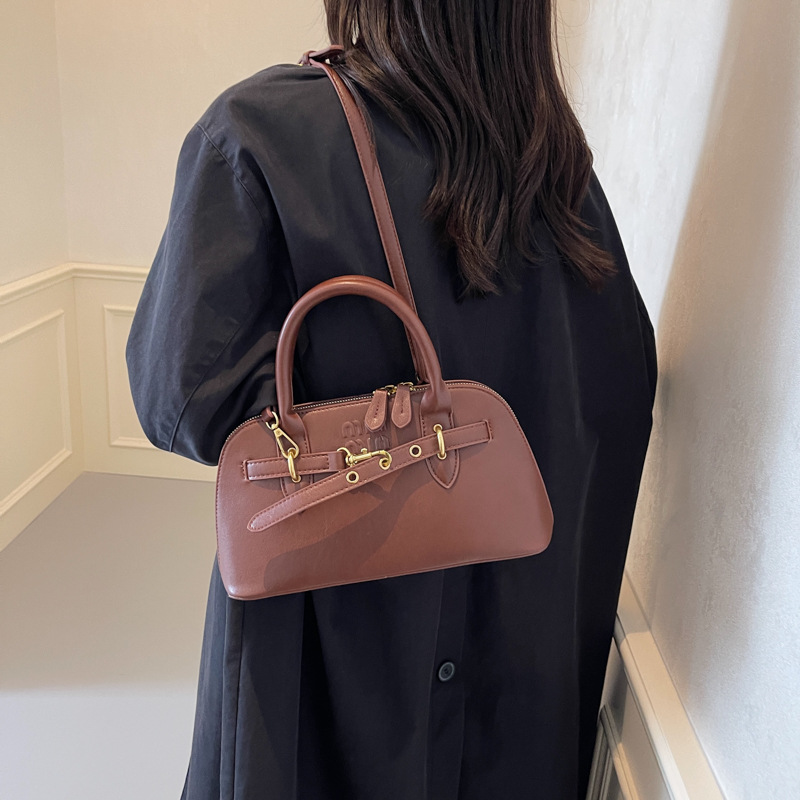 designer bag 2025 new Retro small bag for women with a sense of luxury Versatile crossbody bag Fashionable single-shoulder and hand-held shell bag