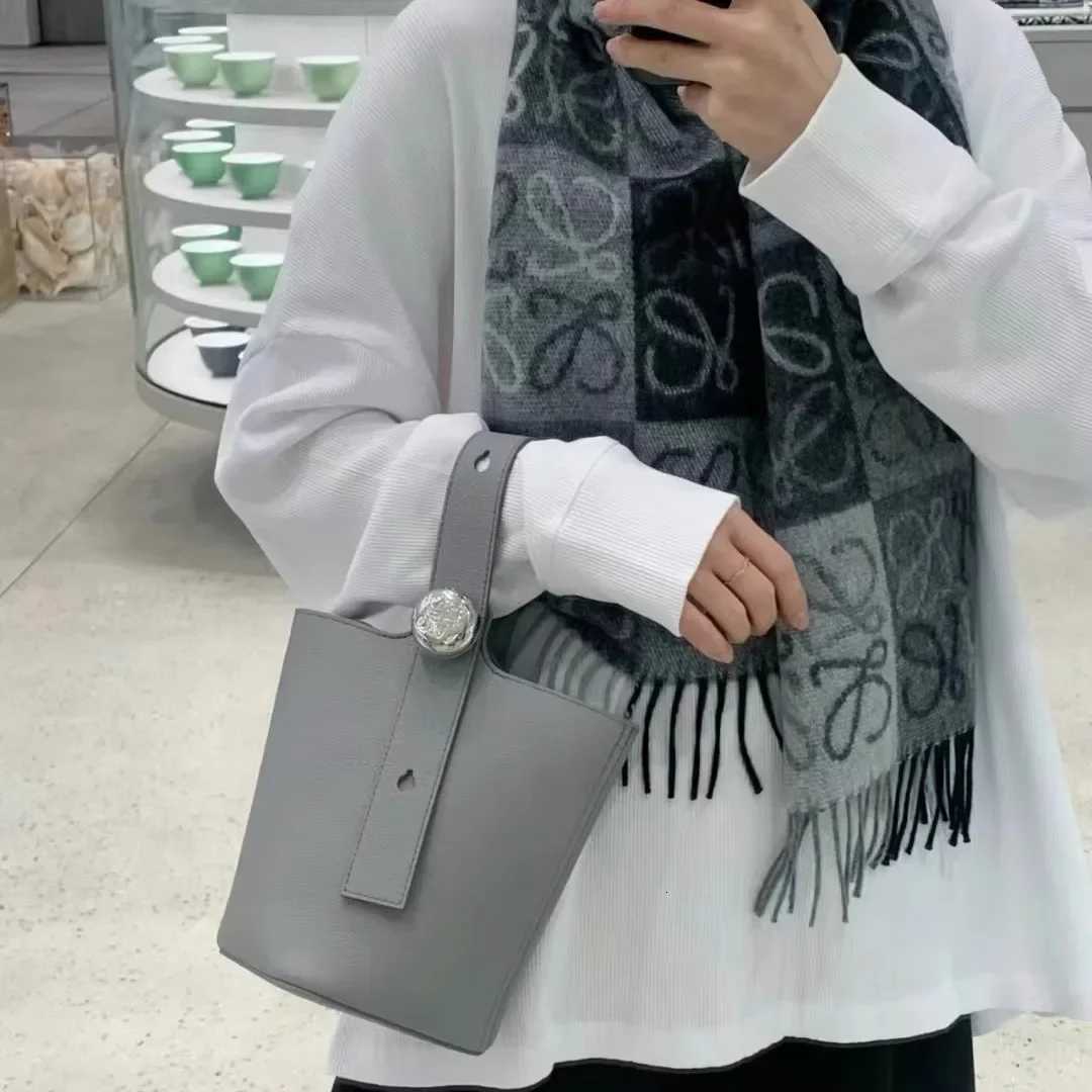 New 2025 Pure Color High-End Bucket Bag Leather Handheld Crossbody Commuter Shoulder Bag Neutral Minimalist Style Soft ShapeW251115