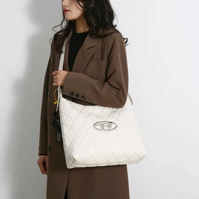 Ladies Elegant Shoulder Bag With Premium Feel For Business Events And Formal Occasions Sophisticated ChoiceW251115