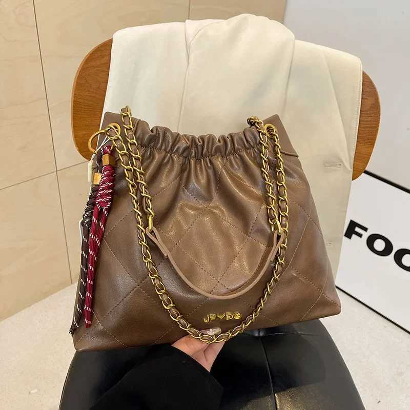 Trendy Large Capacity Womens Shoulder Bag Casual Commuter Work Bag Polyester Fiber Interior Square Shape PU MaterialW251115