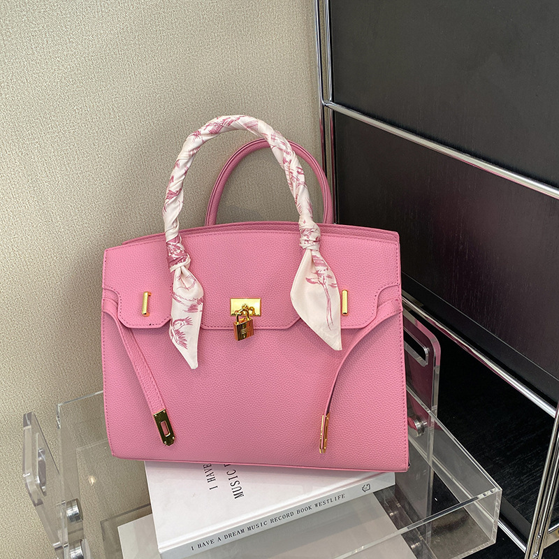 2025 hot Free shipping Totes for women Fashion summer new outdoor Red pink blue black and white designer bag