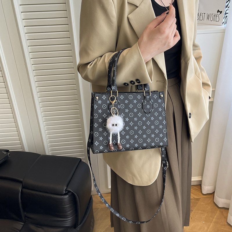 Free Shipping Designer Bag Women's New Fashion Versatile One Shoulder Crossbody Handbag Handbag Large Capacity Vintage Letter Embossing