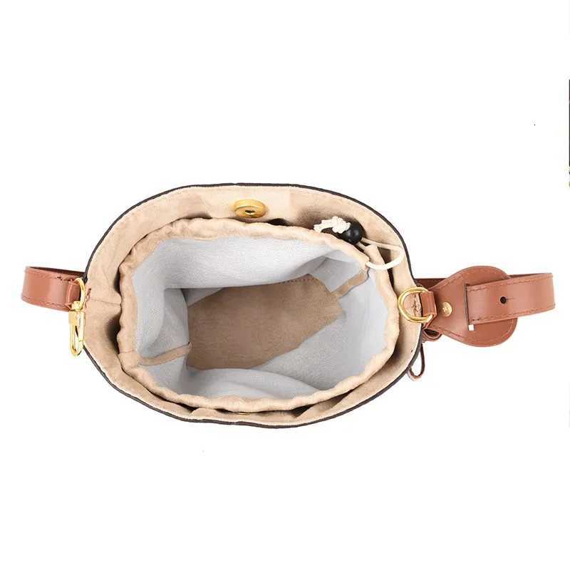 Famous Designer Elegant Leather Messenger Bag - Womens Handbag Collection for Fashionable LadiesW251115